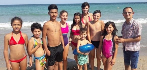 Acțiuni caritabile: DONEAZĂ pentru 100 de copii amărâți care n-au văzut niciodată marea!