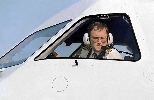 Cozile interminabile de la aeroportul Otopeni fac oamenii să-și piardă zborul