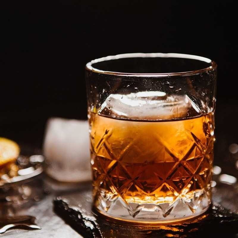 Cum să organizezi o degustare de whisky acasă folosind pahar whisky din cristal Bohemia